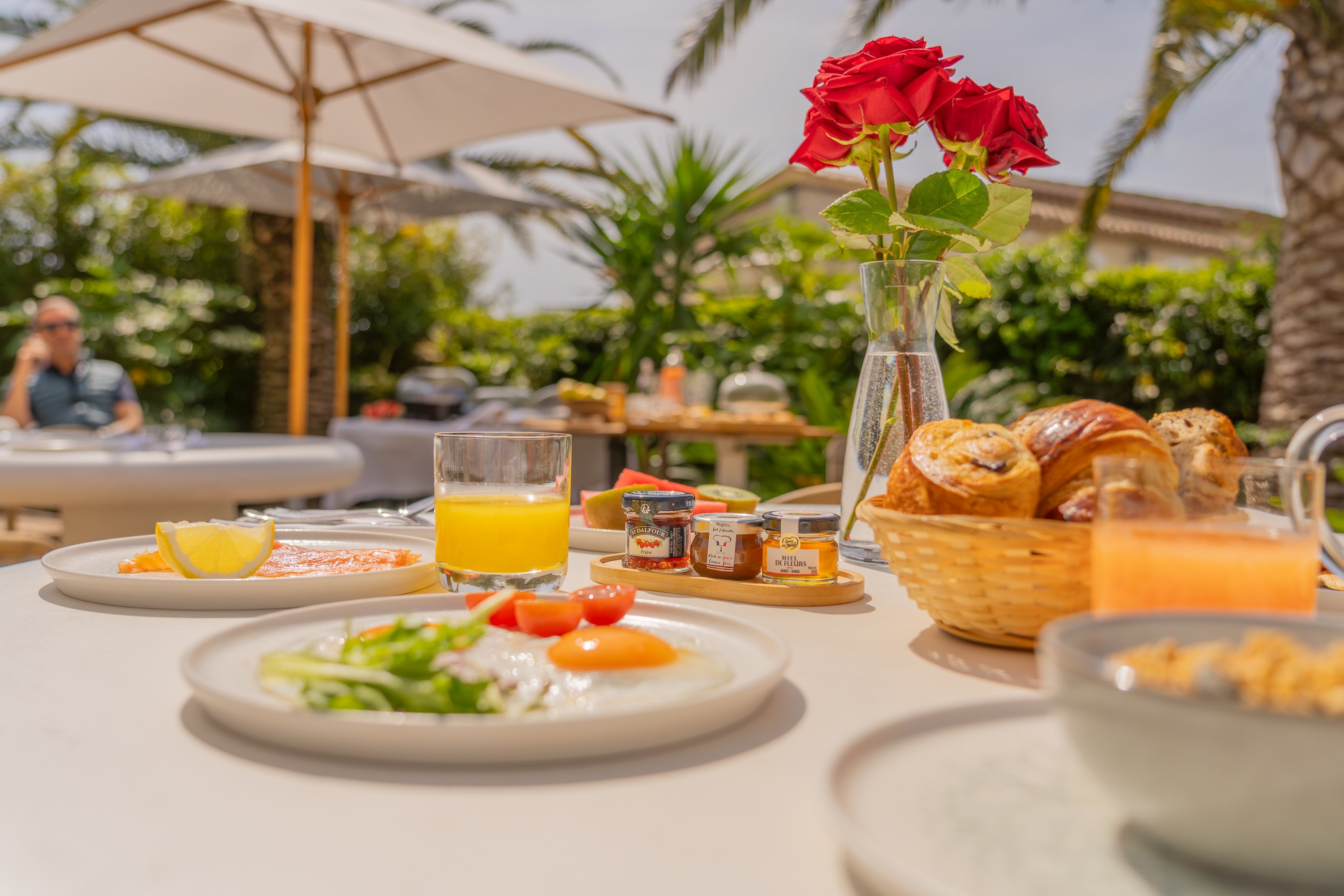 Petit-déjeuner en terrasse